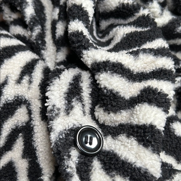 SUSAN GRAVER, Reversible, zebra Sherpa jacket!! - Picture 10 of 10